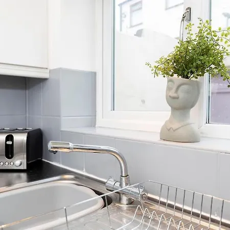 Town Centre & The Comforts! Ferienhaus *