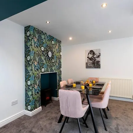 Holiday home Town Centre & The Comforts!