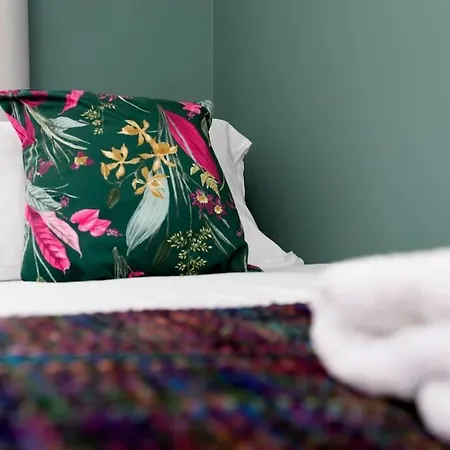 Town Centre & The Comforts! Ferienhaus *