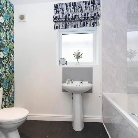 Town Centre & The Comforts! غيوسبرو